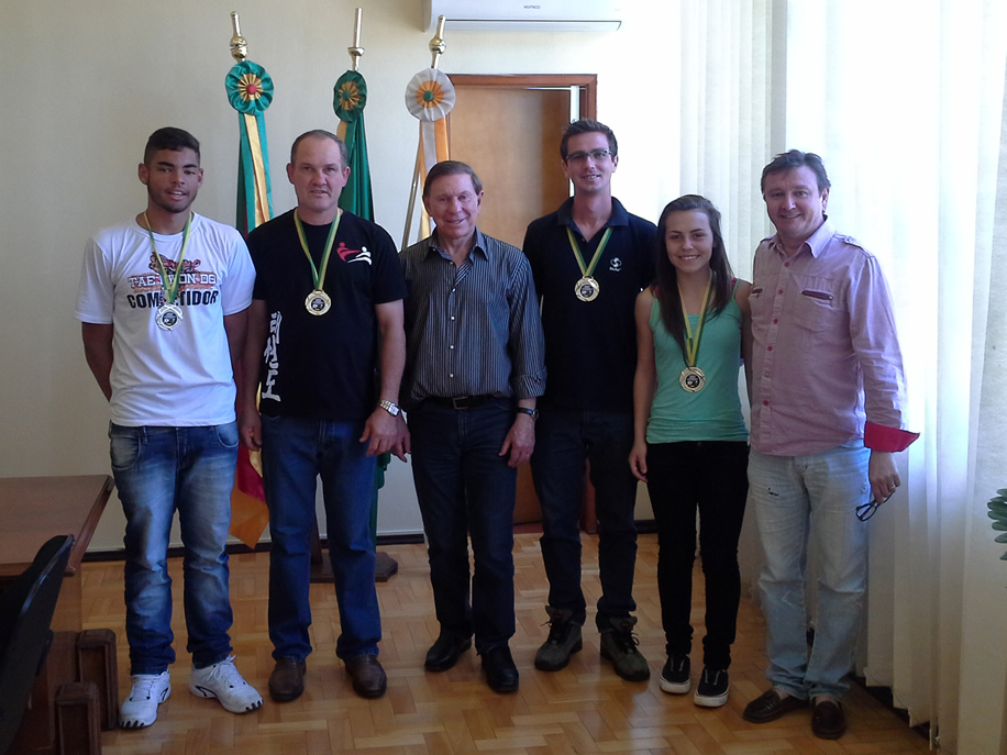 EXECUTIVO RECEBE ATLETAS DA ACADEMIA VILMAR TAEKWONDO